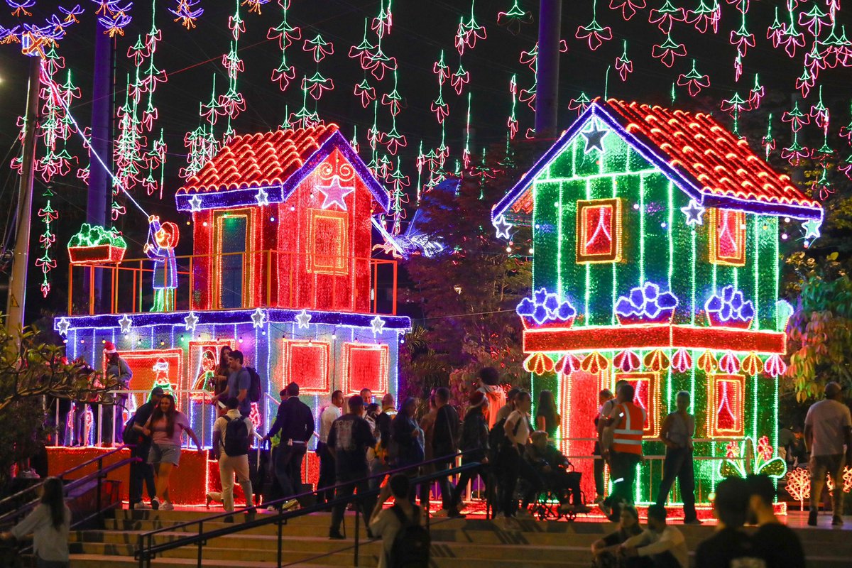 Están espectaculares, una invitación muy especial para vivir nuestra ciudad en Navidad. <a href="/EPMestamosahi/">EPM estamos ahí</a> encendió
los Alumbrados “En Navidad, Medellín te quiere” <a href="/AlcaldiadeMed/">Alcaldía de Medellín</a>