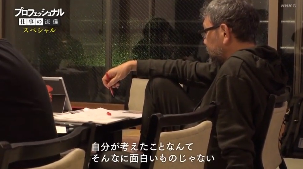 hitasuraeiga's tweet photo. >脚本から絵コンテから監督がやってるのがダメ

庵野秀明は脚本も絵コンテも他の人にやらせてるし、むしろ積極的にチームを活用している監督だよ（「なぜ監督自身でやらないのか？」という質問に対して「自分の中にあるイメージだけで作っても面白い作品にならないから」と答えている） https://t.co/QqTOEhVu43