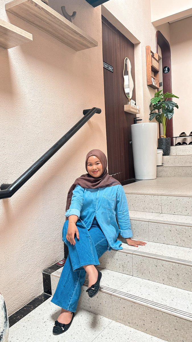 anak skena yg butuh denim shirt pls WAJIB baca ini 😭🤘🏽 

gua kira denim tuh bakal kaku ngeresahin… TAPI kemeja hayya malah seenak itu dipake 💙 

literally auto jadi outfit andalan🤩🫰🏼