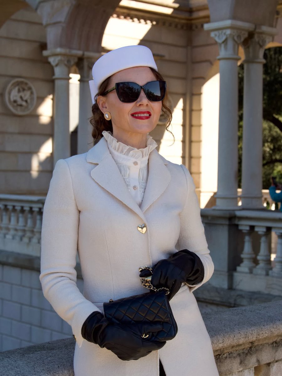 Always glam in Barcelona 🤍🖤🤍🖤