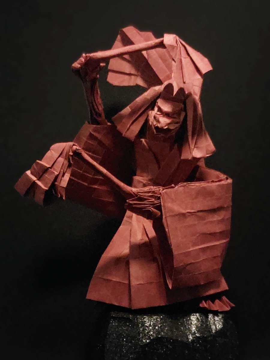 作品名「天狐の舞」
創作　ソーマ
用紙　ビオトープ 
 　　   70cm不切正方形一枚
幣と髪をひらめかせて豪快に舞うお狐様を折り紙で表現しました。
前回の「浪人」をベースに顔の折り込みや、左右で袖の長さを変えるなどのアレンジをしています。
#折り紙作品 #Origami