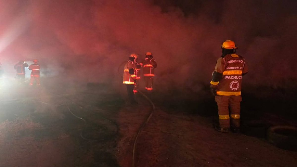 Quadratin_Hgo's tweet image. 🚨🔥 |  La noche de este viernes, elementos de Protección Civil de Pachuca, atendieron un incendio de llantas registrado en la colonia 20 de Noviembre que ya se encuentra controlado. El incidente no representó riesgo para la población y no se registraron personas lesionadas