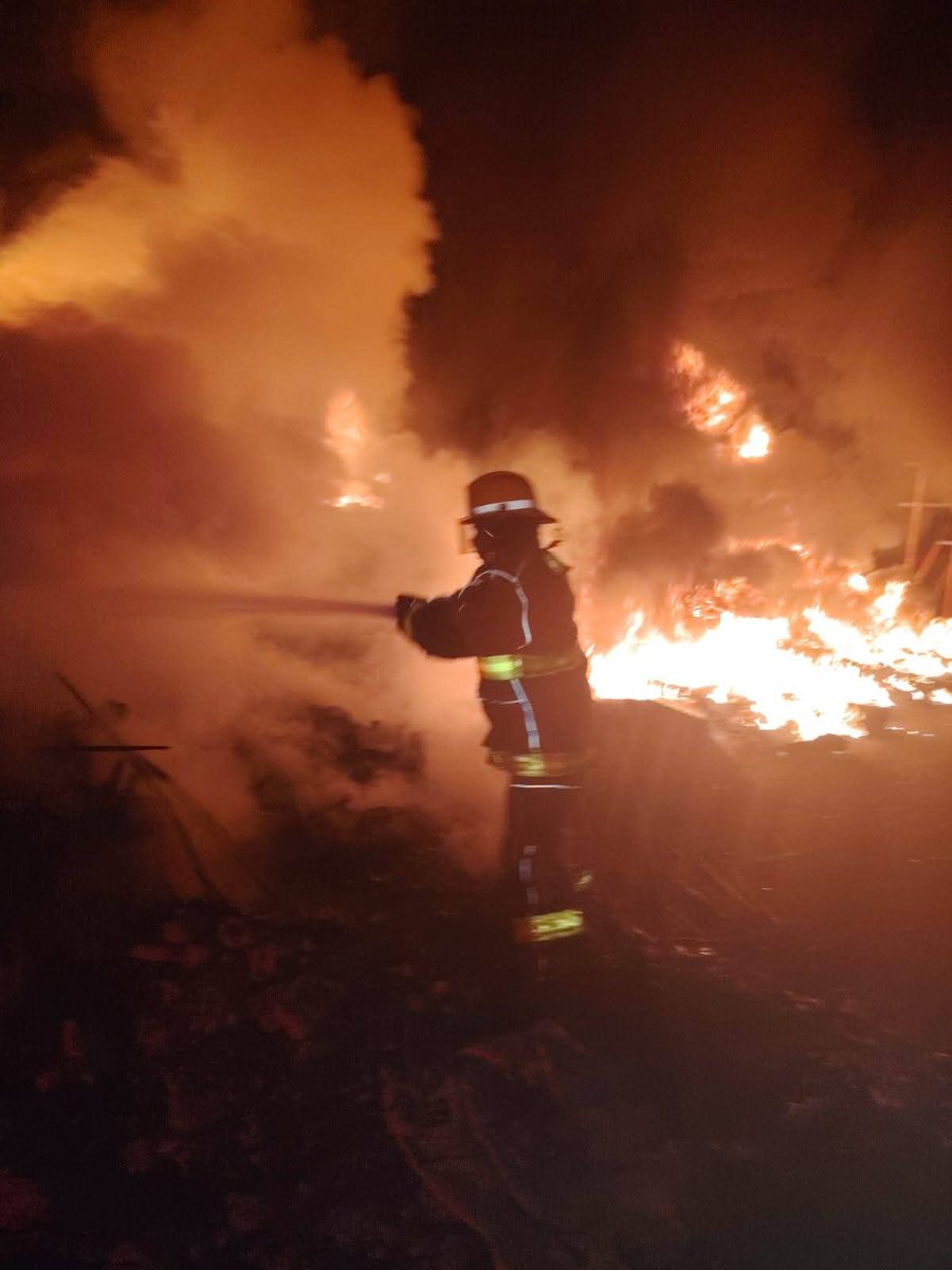 Quadratin_Hgo's tweet image. 🚨🔥 |  La noche de este viernes, elementos de Protección Civil de Pachuca, atendieron un incendio de llantas registrado en la colonia 20 de Noviembre que ya se encuentra controlado. El incidente no representó riesgo para la población y no se registraron personas lesionadas