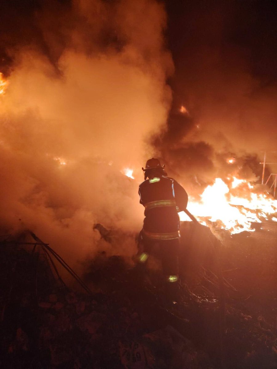 Quadratin_Hgo's tweet image. 🚨🔥 |  La noche de este viernes, elementos de Protección Civil de Pachuca, atendieron un incendio de llantas registrado en la colonia 20 de Noviembre que ya se encuentra controlado. El incidente no representó riesgo para la población y no se registraron personas lesionadas