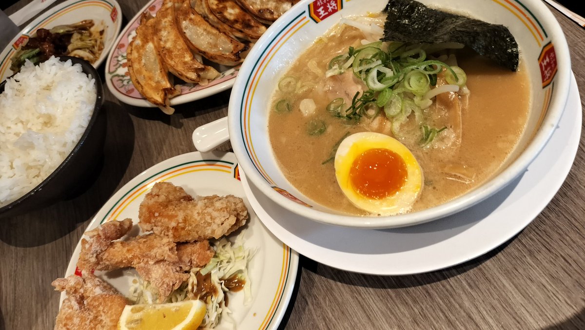 busaikuquest's tweet photo. 今日のランチは寿司

が、これは自慢ではない
一つ一つ仕事を積み上げれば
必ずここにたどり着ける

憧れるな、掴み取れ https://t.co/XNxu6xZjWk