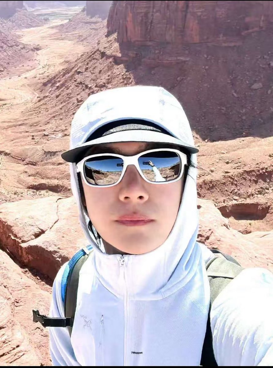 王一博モデル サングラス 安定の、かっこい〜ぼ〜🥹🫠🫠🫠💚 今回はサングラスに写り込んだ