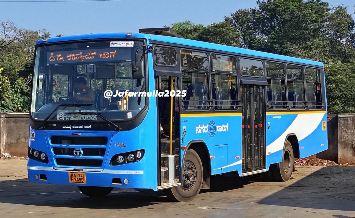 VijayMailor's tweet image. ಮಾನ್ಯರೆ ಬೆಳಗಾವಿ ಹಾಗೂ ಹುಬ್ಬಳ್ಳಿ ಧಾರವಾಡಗಳಿಗೆ BSVI ಹೊಸದಾಗಿ ಸಿಟಿ ಬಸ್ ನೀಡಿದ್ದೀರಿ ಹಾಗೆಯೇ ದಾವಣಗೆರೆ ನಗರಕ್ಕೂ ಈ ರೀತಿಯ ಹೊಸ ಬಸ್ಗಳ ಸೌಲಭ್ಯವನ್ನು ಮಾಡಿಕೊಡಿ ಹಳೆಯ ಬಸ್ಗಳಲ್ಲಿ ವಿದ್ಯಾರ್ಥಿಗಳಿಗೆ ಪ್ರಯಾಣ ಮಾಡಲು ಹಿಕ್ಕಟ್ಟಿನ ಪರಿಸ್ಥಿತಿ ಇದೆ. @RLR_BTM @KSRTC_Journeys @siddaramaiah @DrPrabhaSSM #ksrtc