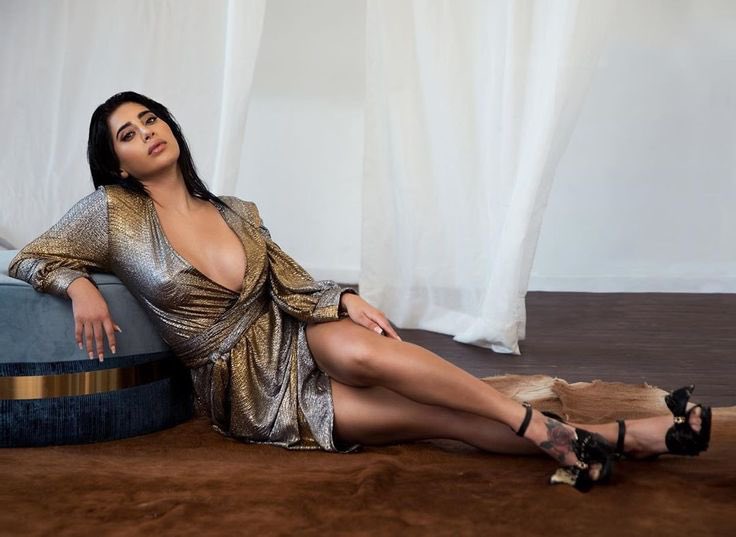 Kim Shantal se consagra como la verdadera villana de la temporada. Jaque al supuesto rey. Qué manera tan fría y sin estómago de desestabilizar a Sergio Mayer Mori. Terminó por desdibujarle el rostro y obligarlo a cuestionar los mismos argumentos y decisiones que él aplicó durante