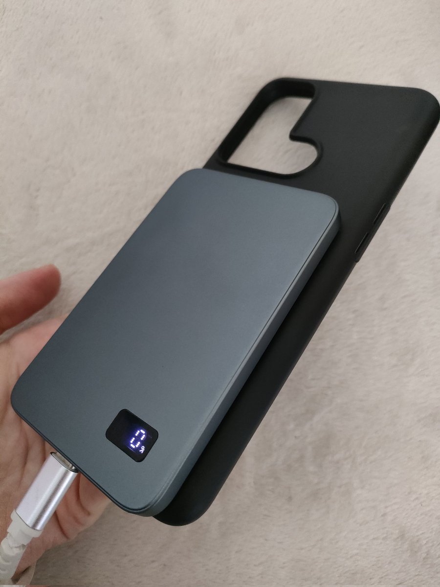 ppcoloredwhite's tweet photo. ちなみにこんな感じ
スマホケースの中にレシーバー、外にリングを貼っています
Androidです https://t.co/iuxytay4Vu
