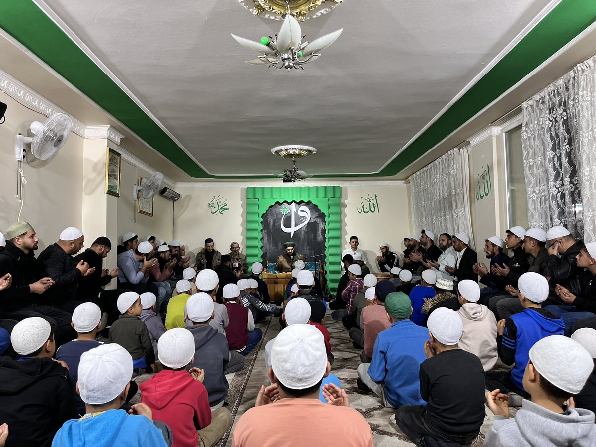 aliseyyidoglu63's tweet photo. (Kırk gün içinde bir ilim sohbetinde bulunmayan kimsenin kalbi kararır. Büyük günah işlemeye başlar; çünkü ilim kalbe hayat verir. İlimsiz ibadet olmaz.)
[Mektubat-ı Rabbani]

Haftalık yaptığımız sohbet ve muhabbeten bu haftadan kalan kareler. https://t.co/kqGNFWuOsq