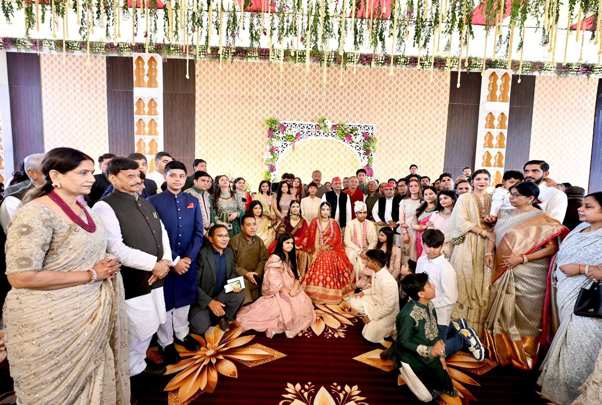 नेताजी हमेशा यही सिखाते रहे—

“जाति तोड़ो, जमात जोड़ो।”

और यह सोच उन्होंने सिर्फ़ बोली नहीं,
बल्कि अपने पूरे जीवन और पूरे सैफई परिवार में निभाई भी है।

नेताजी हों या उनका परिवार—

सबने हर वर्ग, हर जाति, हर धर्म के लोगों की मदद की है।
और शादी-ब्याह में भी सैफई परिवार ने
OBC, SC,