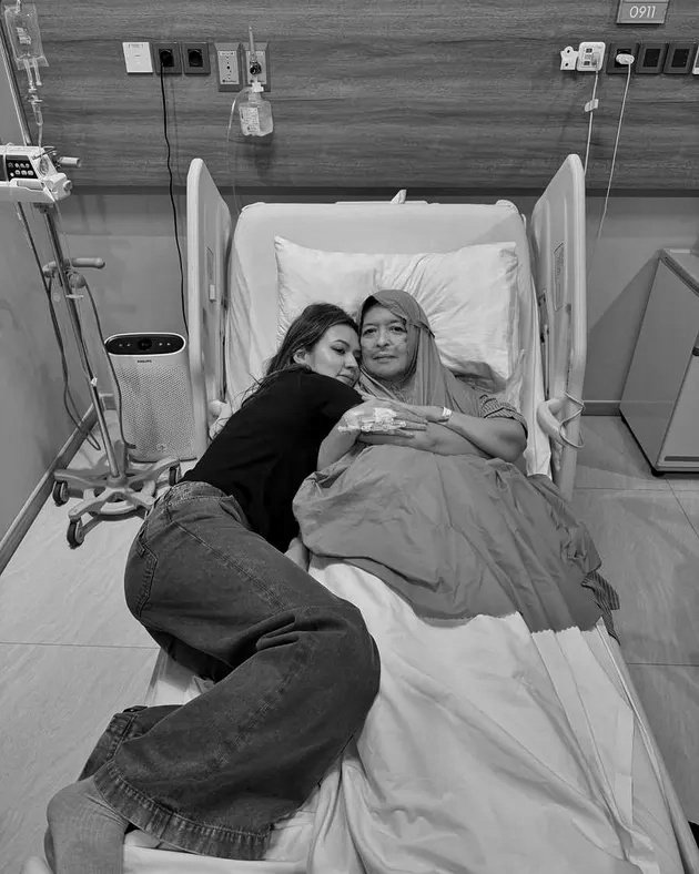 Raisa shares that her mother, Ria Mariaty, has sadly passed away.