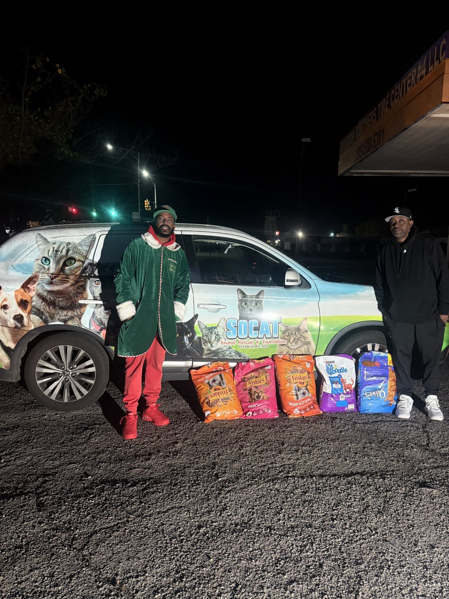 iamrodneysmith's tweet image. Today I met a man they call Black Noah and after spending time with him in Center Point, Alabama, I understand why. Calvin Tucker feeds nearly 100 cats every single day across 21 colonies, rescuing everything from cats and dogs to bees, birds, raccoons…and even a pig. 

It all…