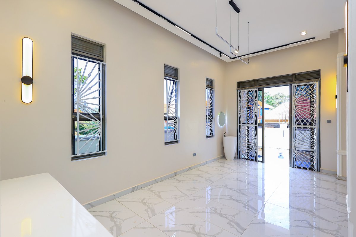 propertycase's tweet photo. Newly  built Home for sale   -Costs 700m shs slightly negotiable  -Location Bwebajja along Entebbe Rd -5 bedrooms 6 bathrooms 4 boy cotters  -Advance technology and interior design in this house 🏠   Call 📷 +256 755 6682 26 Email: muhwezipatrick393@gmail.com

#fyp #Follo https://t.co/JnXXRksEjt