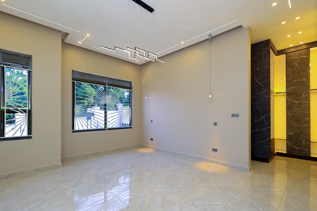 propertycase's tweet photo. Newly  built Home for sale   -Costs 700m shs slightly negotiable  -Location Bwebajja along Entebbe Rd -5 bedrooms 6 bathrooms 4 boy cotters  -Advance technology and interior design in this house 🏠   Call 📷 +256 755 6682 26 Email: muhwezipatrick393@gmail.com

#fyp #Follo https://t.co/JnXXRksEjt