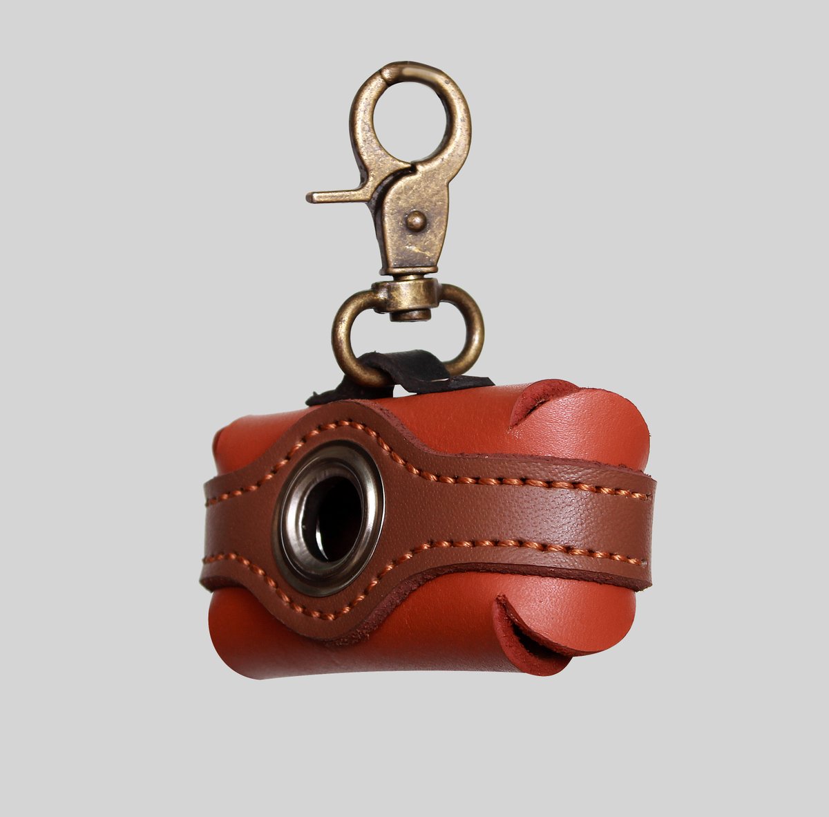 RidgeborneGear's tweet image. Keep your walks simple with this handmade leather dog poop bag holder. It clips to your leash for quick access and smooth bag dispensing. Built for daily use and clean organization.
#dogwalking #dogaccessories #poopbagholder