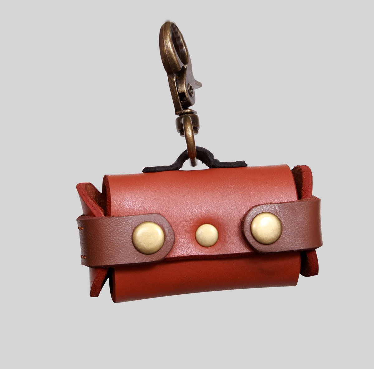 RidgeborneGear's tweet image. Keep your walks simple with this handmade leather dog poop bag holder. It clips to your leash for quick access and smooth bag dispensing. Built for daily use and clean organization.
#dogwalking #dogaccessories #poopbagholder