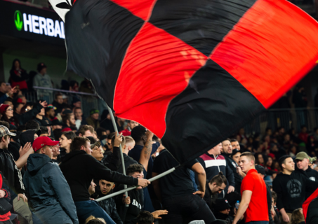 TrainsInfo's tweet image. Heading out to @commbankstadium to see @wswanderersfc v @SydneyFC?

Parramatta is the closest station. With over 30,000 people expected and travel included in valid pre-purchased tickets, consider ditching the car and taking public transport.

Planned weekend #trackwork may