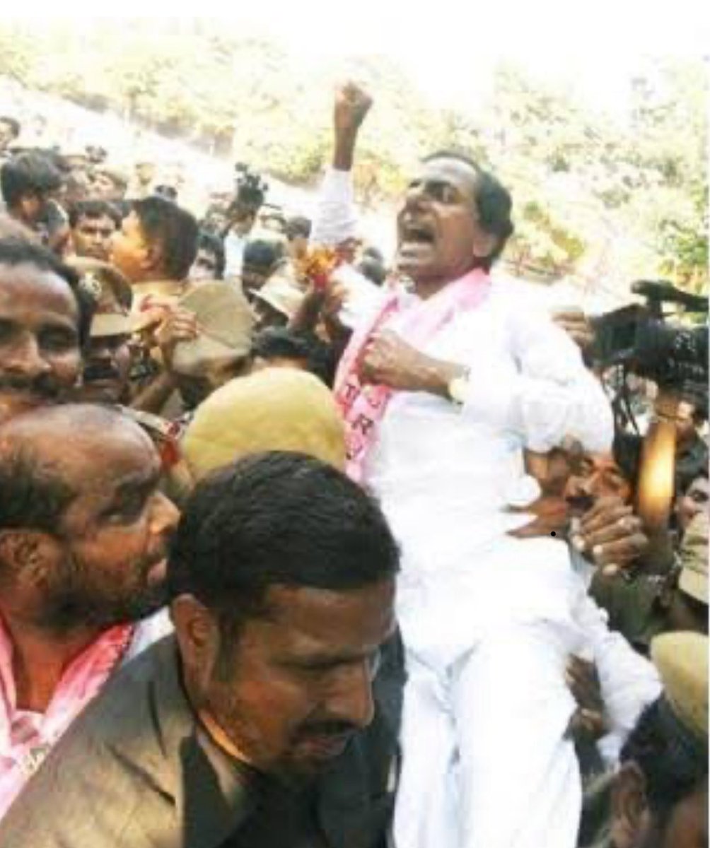 RSPraveenSwaero's tweet image. నేడు దీక్ష దివస్
“కేసిఆర్ సచ్చుడో... తెలంగాణ వచ్చుడో...” అన్న నినాదంతో 16 ఏండ్ల కింద 2009 నవంబర్ 29న ప్రత్యేక తెలంగాణ కోసం నినదించకపోతే....

తెలంగాణ ఎంత ఆగమయ్యేదో!  
కాళేశ్వరం నీళ్లు రాకపోవు,
రైతుబంధు రాకపోవు,
కేసిఆర్ కిట్ లేకపోవు,
వృద్ధులకు 2000 ఫించన్ వచ్చేది కాదు,…