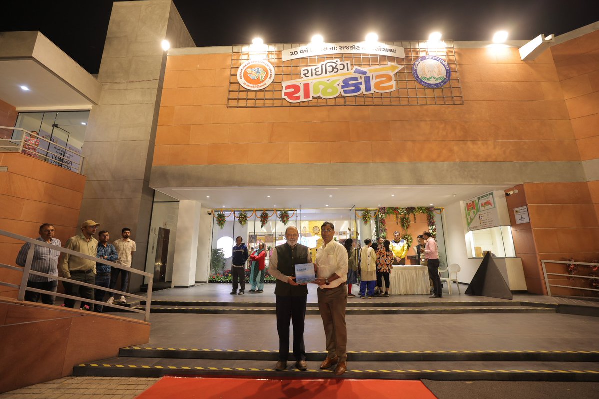 SujanChinoy's tweet image. Visited the &quot;Rising #Rajkot &quot; exhibition 25 Nov at Race Course Art Gallery with RMC @TusharSumeraIAS -A Journey From Pre-Independence Roots to a Modern Smart City-A 400-Year Chronicle Now on Display&quot;. Gallery 3: PM Modi’s Connect With Rajkot, where he began his political journey.