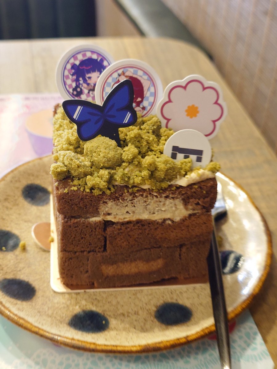 我推們推薦的聯名活動餐飲，上來台北路過吃一點，藍色塔塔醬跟草地蛋糕的內餡滿驚艷的🤩
#縣長出巡
#芽瑪尋河囉
#Kristalclear