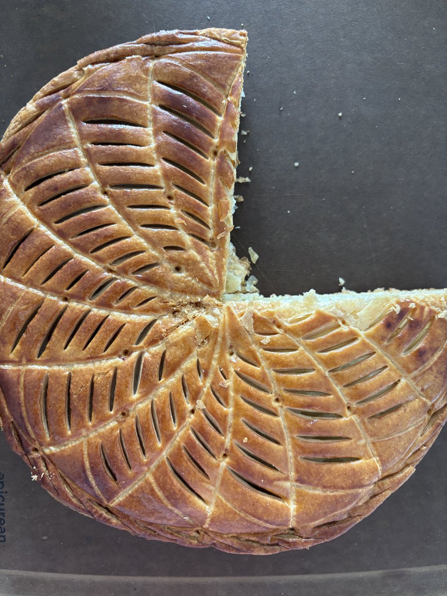 갈레트 데 루아 시식후기

갈레트 데 루아는 안에 프랑지판크림이라고 아몬드크림+커스터드 크림 조합을 사용하는데요
이게 아주 맛도리입니다 (๑¯﹃¯๑) 
여러번 밀어 겹이 잔뜩인 파이지에 바닐라빈이 콕콕 박힌 고구마무스 같은 느낌의 크림을 같이 먹는 느낌이랄까요
(부스러기 주의)