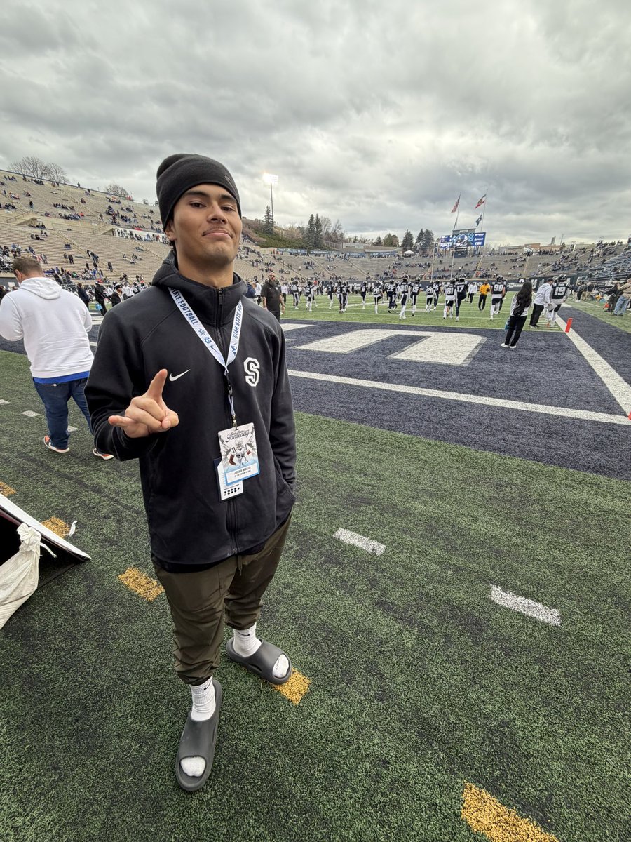 mailei67388's tweet photo. Had a great night at USU!! Thank you @jpulou! Enjoyed watching my cuz @BronsonOlevao ball out!

#AggiesAllTheWay /🤘🏽🤘🏽

@USUFootball @USUAthletics @coachbuttsUSU @CoachKG10 @CoachAcitelli @Janimal84 @Ben_Hogg18 @CoachBroncoM @CoachMJohns @adamgorney @SlingintheP @ballersinutah https://t.co/zBzY4s83wl