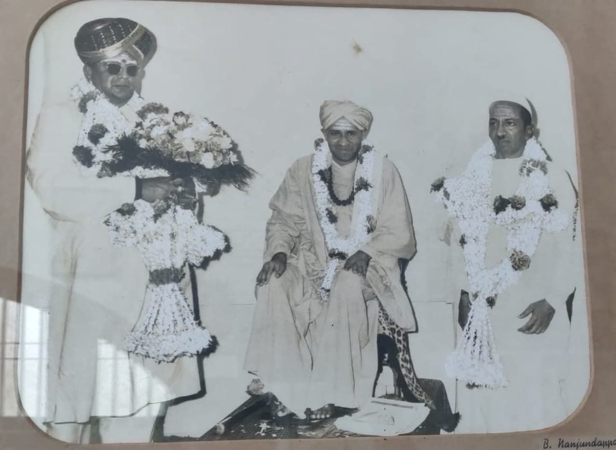 AkhandLINGAYATH's tweet photo. ಚಿತ್ರದುರ್ಗದ ಮುರುಗ ಮಠದ ಜಗದ್ಗುರು ಮಲ್ಲಿಕಾರ್ಜುನ ಸ್ವಾಮಿಗಳು, ಮೈಸೂರು ಮಹಾರಾಜಾ ಶ್ರೀ ಜಯಚಂಮರಾಜೇಂದ್ರ ಒಡೆಯರ್ ಮತ್ತು ಬಿ. ಡಿ. ಜತ್ತಿ ಯವರ ಅಪರೂಪದ ಪಟ. https://t.co/VnQ9KMqLzi