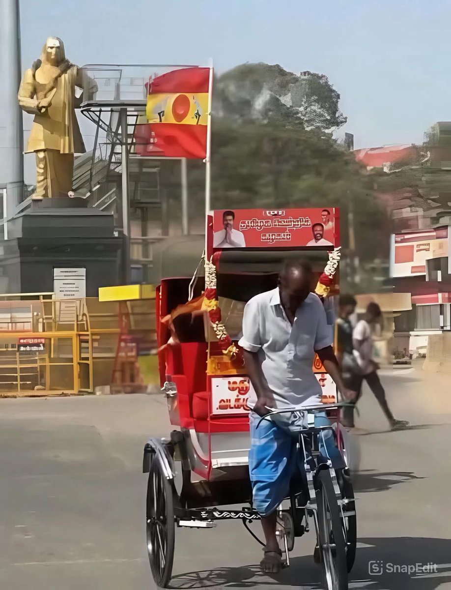 ckmbsnl's tweet image. Photo Story : குடும்ப அரசியல்; கொள்ளை அரசியல் இரண்டுக்கும் இடையில் சிக்கித் திணரும் சாமானியனின் ஒரே நம்பிக்கை விஜய் .   
இந்த நடுத்தர வயதான உழைப்பாளியின் நம்பிக்கையைப் பெற்ற அவர் தமிழ்நாடு முழுவதும் உள்ள மக்களின் மனங்களில் நிறைந்திருக்கிறார் . அவரது அரசியல் எதிரிகள் வீழ்வது உறுதி