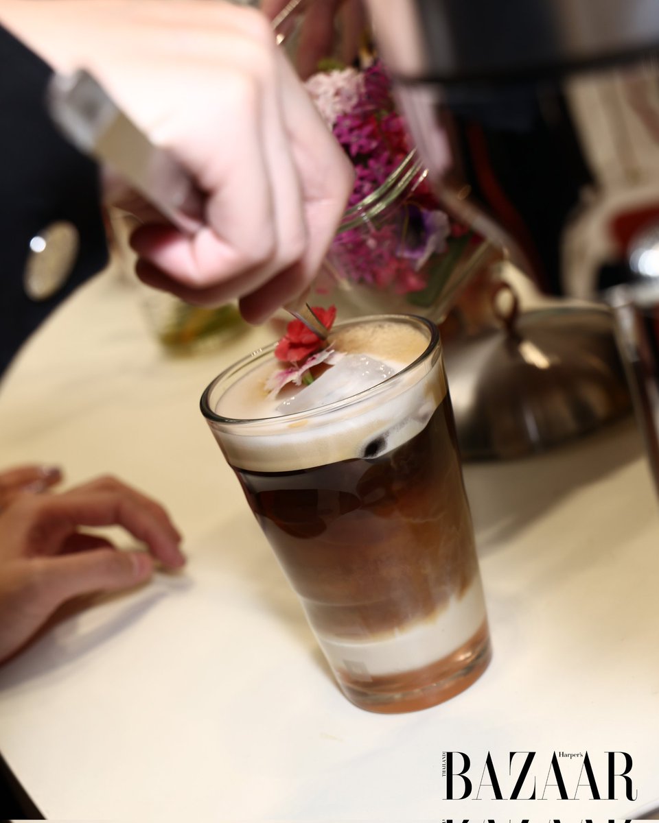 bazaarthailand's tweet image. สัมผัสช่วงเวลาแห่งความสุขตามประสาคนรักกาแฟที่ Nespresso Coffee Bar ใน Harper’s BAZAAR Lounge ชั้น M เอ็มโพเรียม ด้วยเมนูกาแฟที่ออกแบบอย่างพิถีพิถันจากแคปซูลใหม่ Magic in the Making ผ่านเครื่อง VERTUO แวะมาชิมกันได้ตั้งแต่วันที่ 28 พ.ย.-2 ธ.ค. นี้

#nespressoth
#BAZAARThailand
