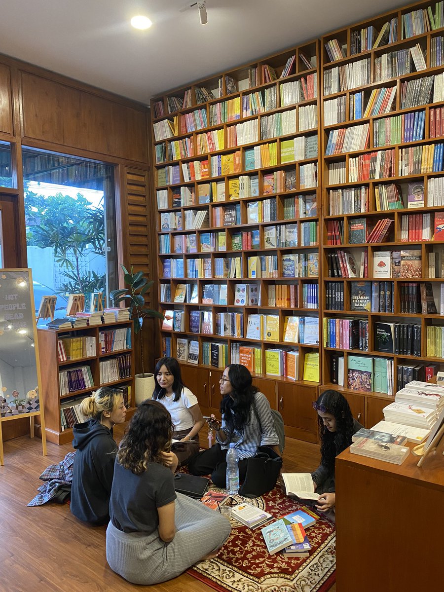 show me your photos with book/s in it📚