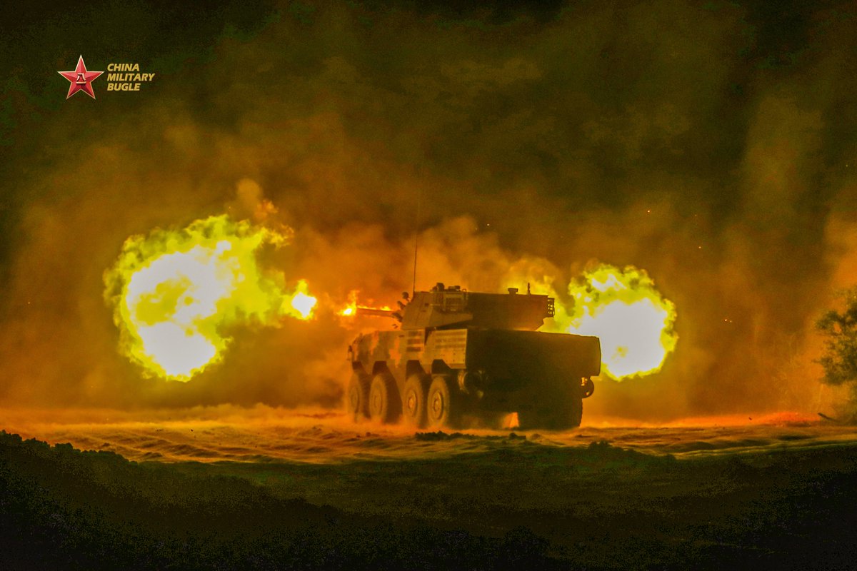 ChinaMilBugle's tweet photo. #DailyTraining: Photos show transport helicopters and armored vehicles attached to a brigade under Chinese #PLA #Army engaging in live-fire training exercise. #Chinamilitary #Chinamilbugle  #SmokeBombs #Fastrope https://t.co/30NYgEuLpC