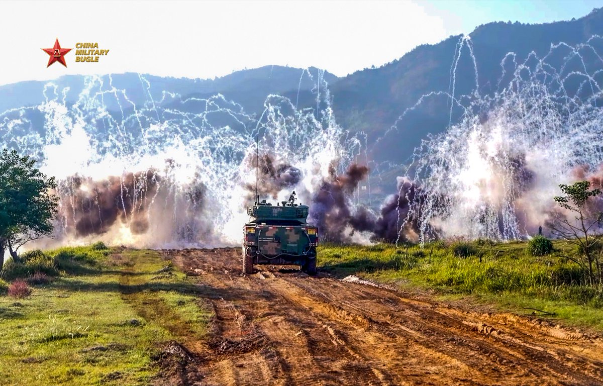 ChinaMilBugle's tweet photo. #DailyTraining: Photos show transport helicopters and armored vehicles attached to a brigade under Chinese #PLA #Army engaging in live-fire training exercise. #Chinamilitary #Chinamilbugle  #SmokeBombs #Fastrope https://t.co/30NYgEuLpC