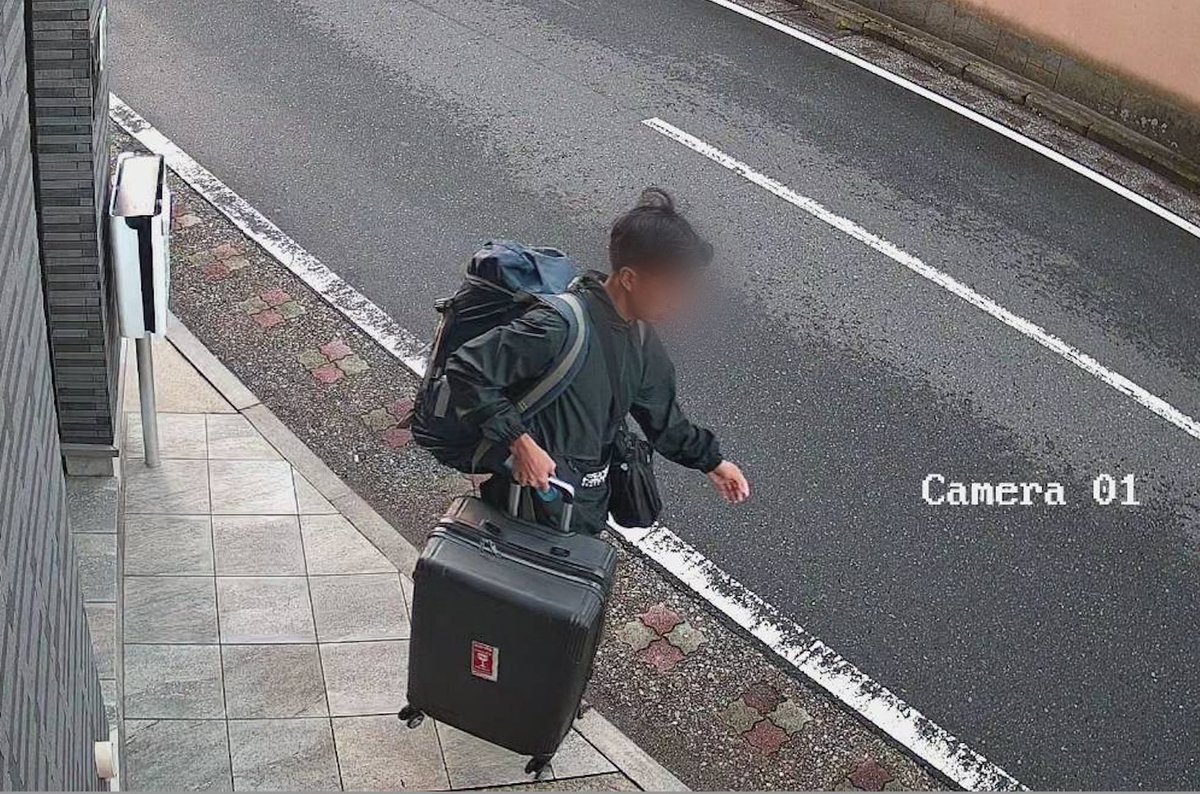 Tendai_777's tweet photo. これは、インドネシア人技能実習生が失踪する瞬間の映像です。情報提供元は関東地区の監理団体です。
今回の問題は、彼が就労前健康診断で「結核疑い」を指摘されたことに端を発します。病院で追加検査を行ったものの痰が出ず、数日後に「鼻から胃にチューブを挿入する検査を行う」と伝えたところ、翌朝に姿を消しました。
インドネシア側の送り出し機関は失踪翌日、本人の両親に会い、「不法滞在になれば犯罪になる。すぐに戻るよう息子に伝えてほしい」と指導したところ、両親も「息子を犯罪者にしたくない」として、本人と連絡を取り元の場所に戻すと約束しました。
しかし約束の日になっても現れず、警察に行方不明届けを提出するとともに、技能実習機構へ失踪届を提出する事態となりました。
映像および同僚への聞き取りによれば、彼は検査を嫌っていたのは事実だが、その理由だけで逃げたのではなく、当初から失踪を計画していた可能性が高いと言われています。
同僚の証言では、茨城県のブローカーに誘われていたという話も出ています。
インドネシア人の失踪はベトナム人に比べて現在はまだ少ないものの、今後は急増する可能性が極めて高いと予測されています。