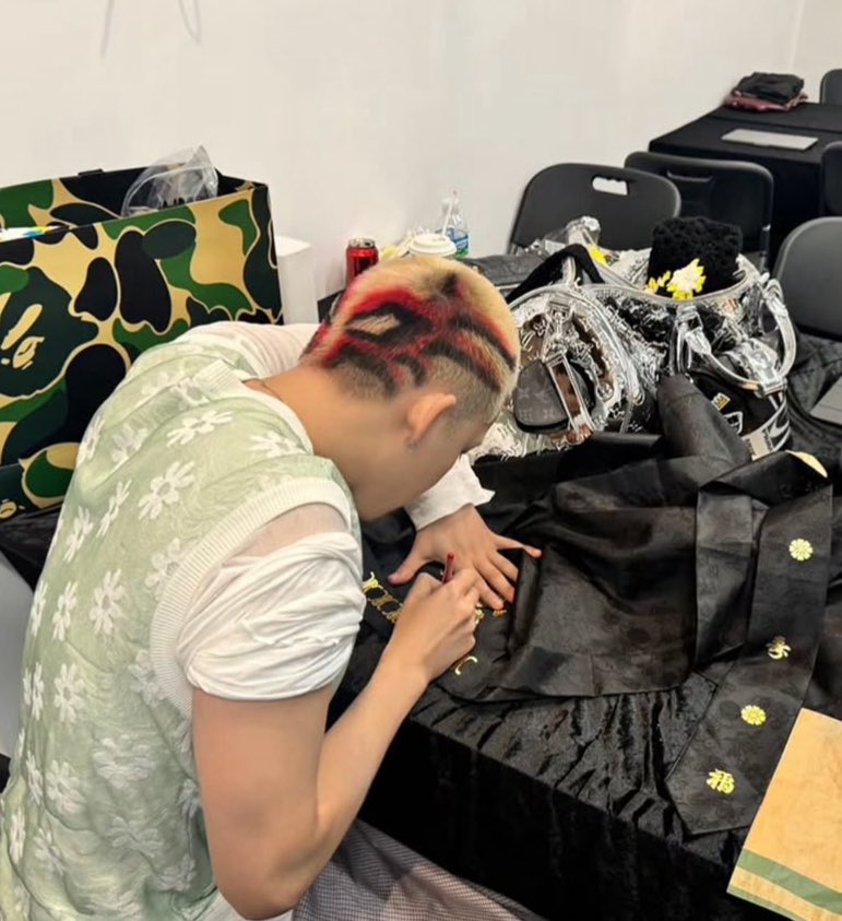 ruruqdz's tweet photo. this make me crying!!!!! I can’t imagine how their feeling right now.  big hugs from teume. we are here for you treasure🫂🥺#TREASURE https://t.co/s4YgK7zfHy