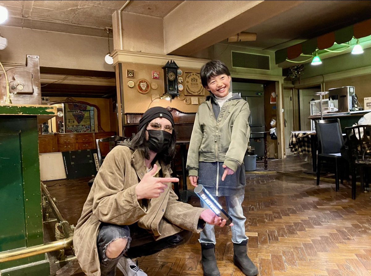 ishizaka_s's tweet image. 数年前、少女からバトンを買い取ったのは私です！
某親族から、とにかく怪しい格好で来てくれ！と言われ、関内に向かいました。
ちなみにこのバトンは本当に一本しか有りません。