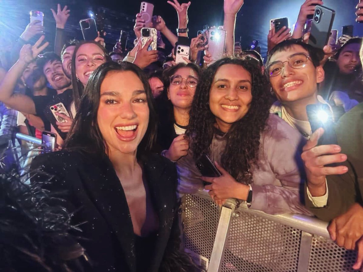 Lgrant18's tweet photo. Otra vez selfie con Dua 😭❤️@DuaLipaCol_ #Dualipa #colombia https://t.co/ih4RkkwlCv