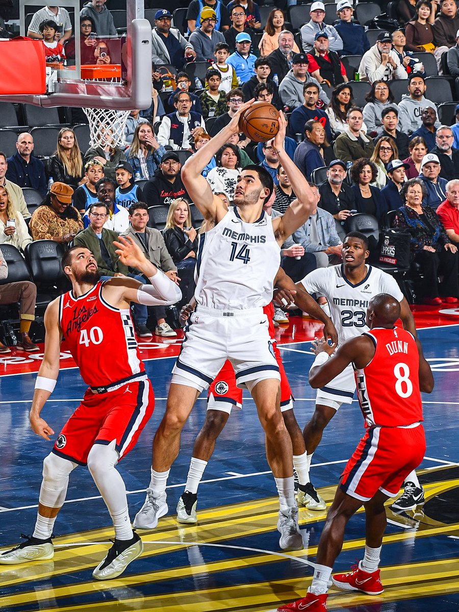 +10 in the third 🐻

📺 @FDSN_Grizzlies

END Q3 | MEM 78, LAC 81 