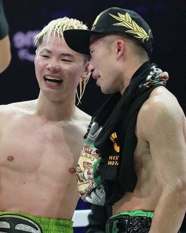 kintrekin's tweet image. 派手なダメージングヒットやKOがなくても、何度も観れる名勝負。
それは、お互いに捨てラウンドや休憩する時間がほとんどなかったから。
最後まで全力で振り絞ってる姿にみんな感動を覚えるんだろうな。👏
ボクシング最高。