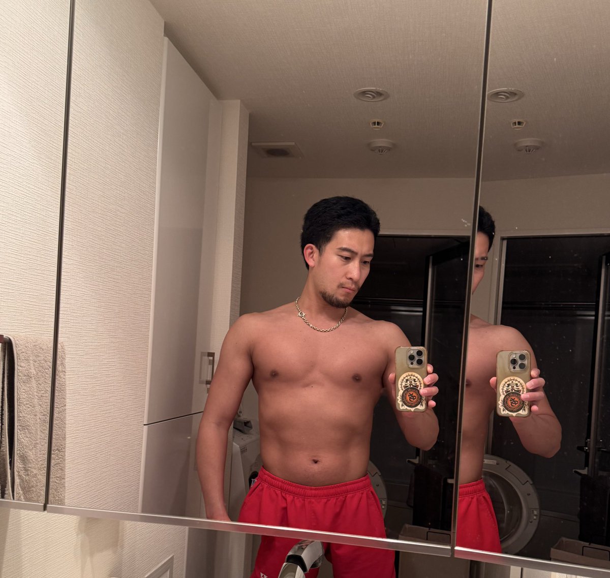 s_run29's tweet photo. 筋トレ始めて半年
気がつけば体重も8キロ増えました
まだまだこれから🔥継続

#フィジーク
#筋トレ https://t.co/fsL4JLDtDG