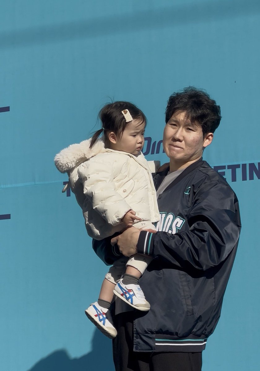 진지하게둘이 너무똑같이생겨서   웃음만나옴