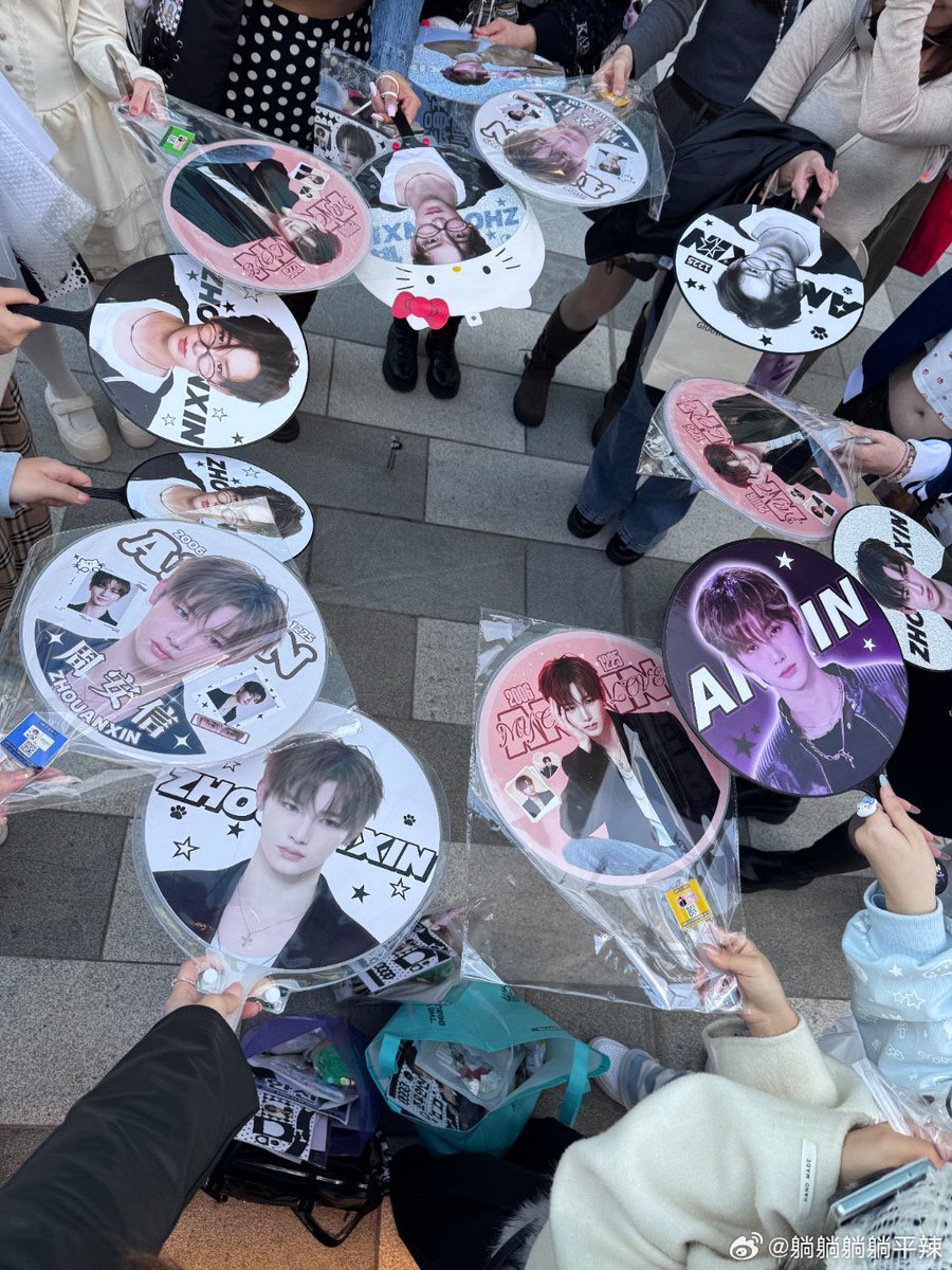 Omg Xinari are getting a lot of Anxin merchandise at MAMA ,all