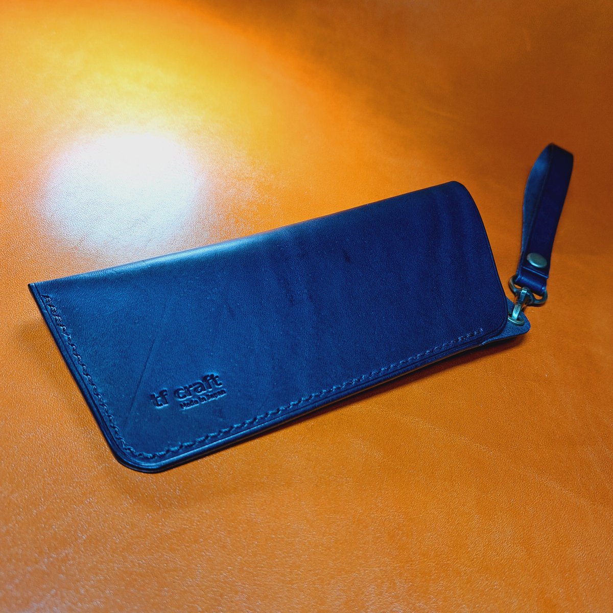 tf_craft's tweet photo. glasses case

タンニン鞣しのイタリアンレザーで製作したメガネケースです。
カラーはダークネイビー。
ストラップ付きでご注文頂きました。
この度は誠にありがとうございました<(_ _)>

#レザークラフト
#ハンドメイド
#革小物
#メガネケース
#メガネスリーブ https://t.co/GrRRdvMhm9