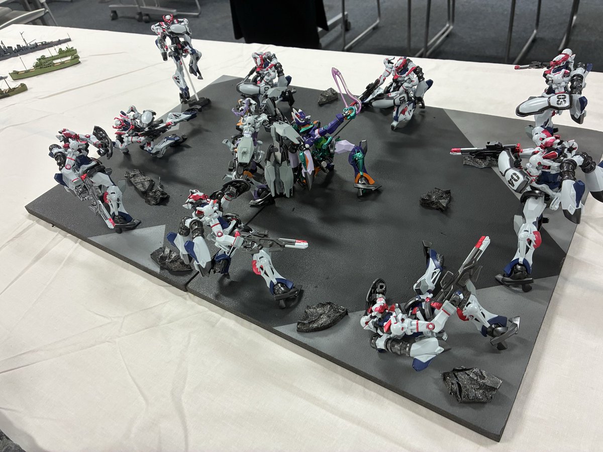RedsuiSei2007's tweet photo. #ガンプラ　#ガンプラ好きと繋がりたい　#GQuuuuuuX 

大学の学祭にてガンプラジオラマを作らせていただきました！ジークアクスが10体、ジフレドが1体います！エヴァの旧劇場版を見て似たようなものを作りたいと思い制作しました！あまり写真を撮っていないためこれだけですが、（ツリーに続きます） https://t.co/vQcCYyGpIn