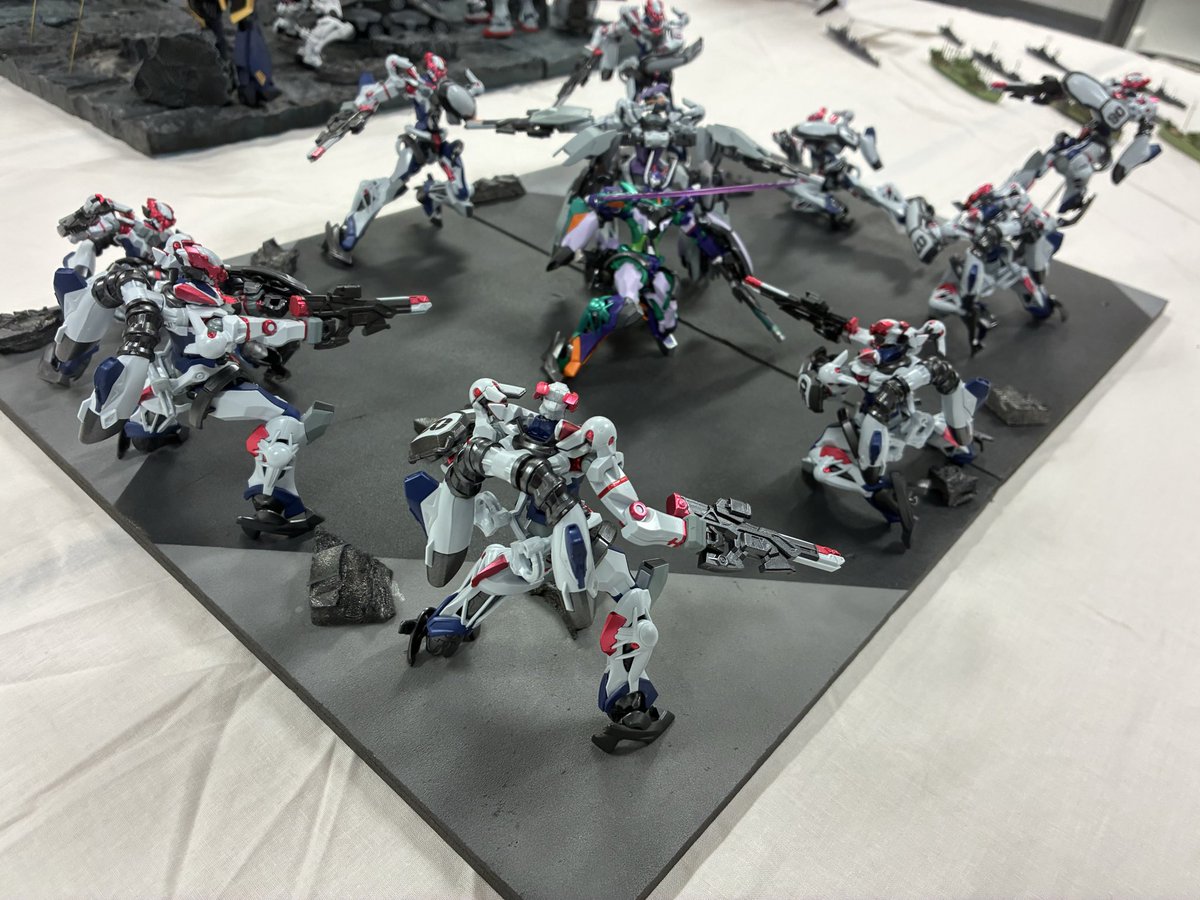 RedsuiSei2007's tweet photo. #ガンプラ　#ガンプラ好きと繋がりたい　#GQuuuuuuX 

大学の学祭にてガンプラジオラマを作らせていただきました！ジークアクスが10体、ジフレドが1体います！エヴァの旧劇場版を見て似たようなものを作りたいと思い制作しました！あまり写真を撮っていないためこれだけですが、（ツリーに続きます） https://t.co/vQcCYyGpIn