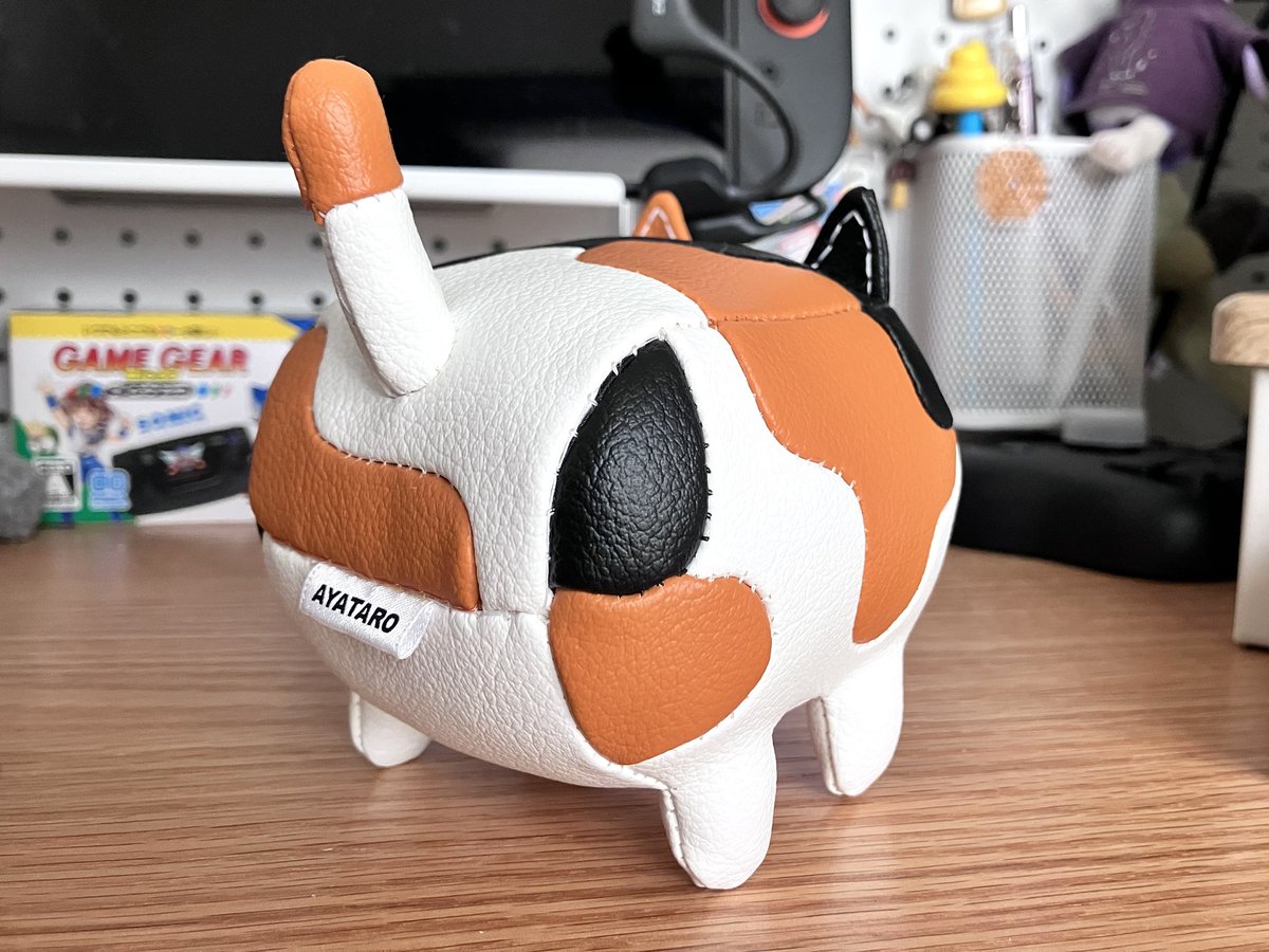 shiochin's tweet image. AYATAROさん(@AYATARO_robot )の三毛猫ちゃんゲットしました。かわいいかわいい！綺麗に縫い合わせてありますけど柄含め全部手縫いなんだそうです…凄すぎて感動🐈素敵な作品をありがとうございます。最の高。これだけでも充分にかわいいけれど、黒猫版とか出たら絶対欲しいすぎるー！並べて飾りたい🥰