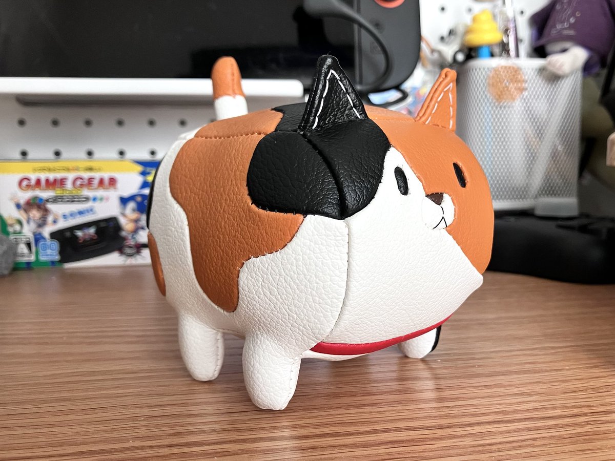 shiochin's tweet image. AYATAROさん(@AYATARO_robot )の三毛猫ちゃんゲットしました。かわいいかわいい！綺麗に縫い合わせてありますけど柄含め全部手縫いなんだそうです…凄すぎて感動🐈素敵な作品をありがとうございます。最の高。これだけでも充分にかわいいけれど、黒猫版とか出たら絶対欲しいすぎるー！並べて飾りたい🥰