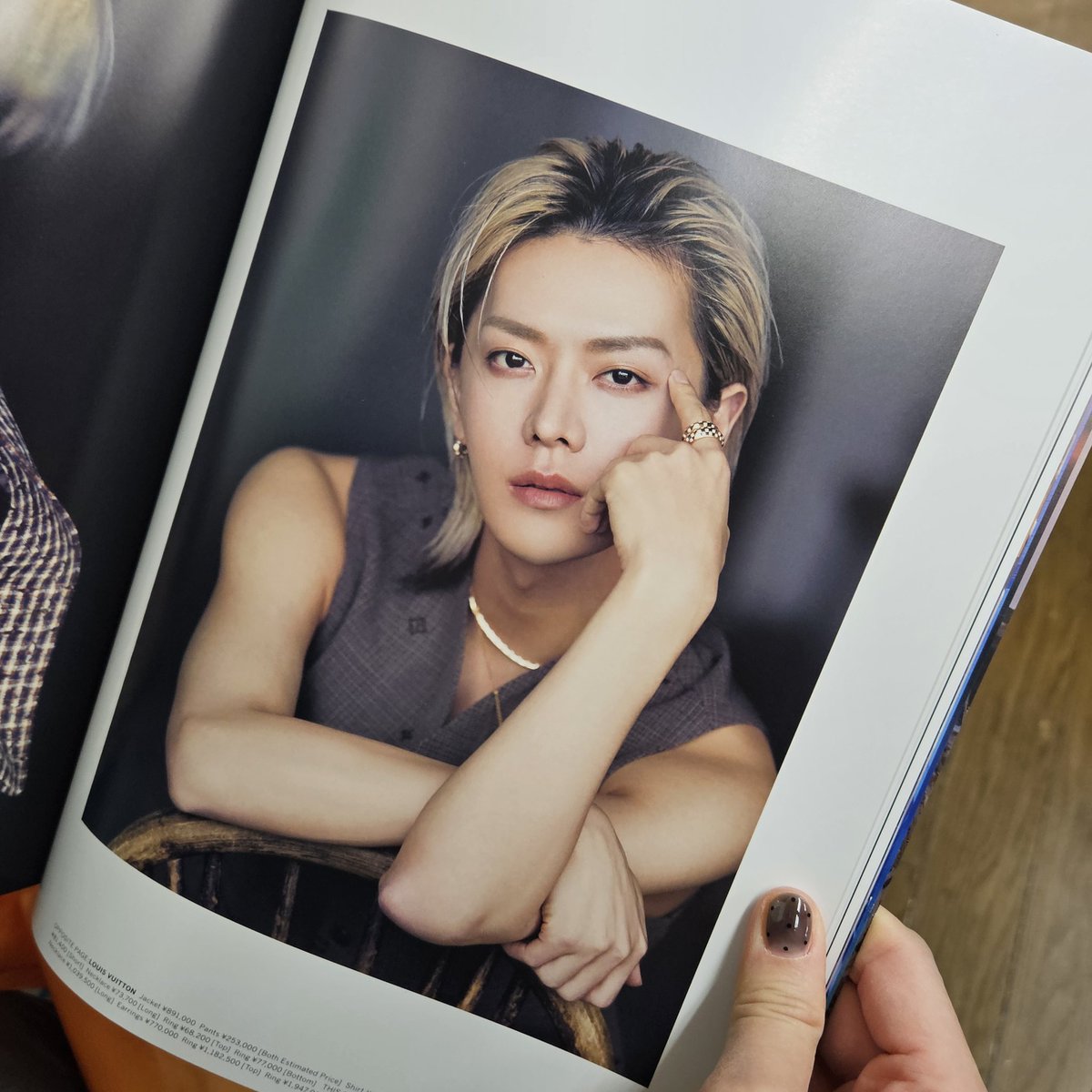 mingnuna99's tweet image. 비상비상 잡지 존나 이쁨
근데 유타 표지가 없어ㅠㅠ 서점 존나 뺑이친다