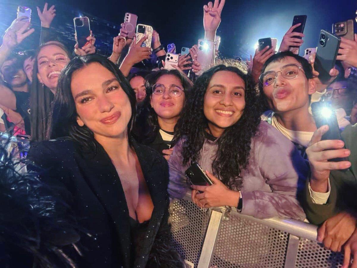 Lgrant18's tweet photo. @julipa99 Al final logré selfie con ella en el concierto 💋 https://t.co/trEplPFYcK