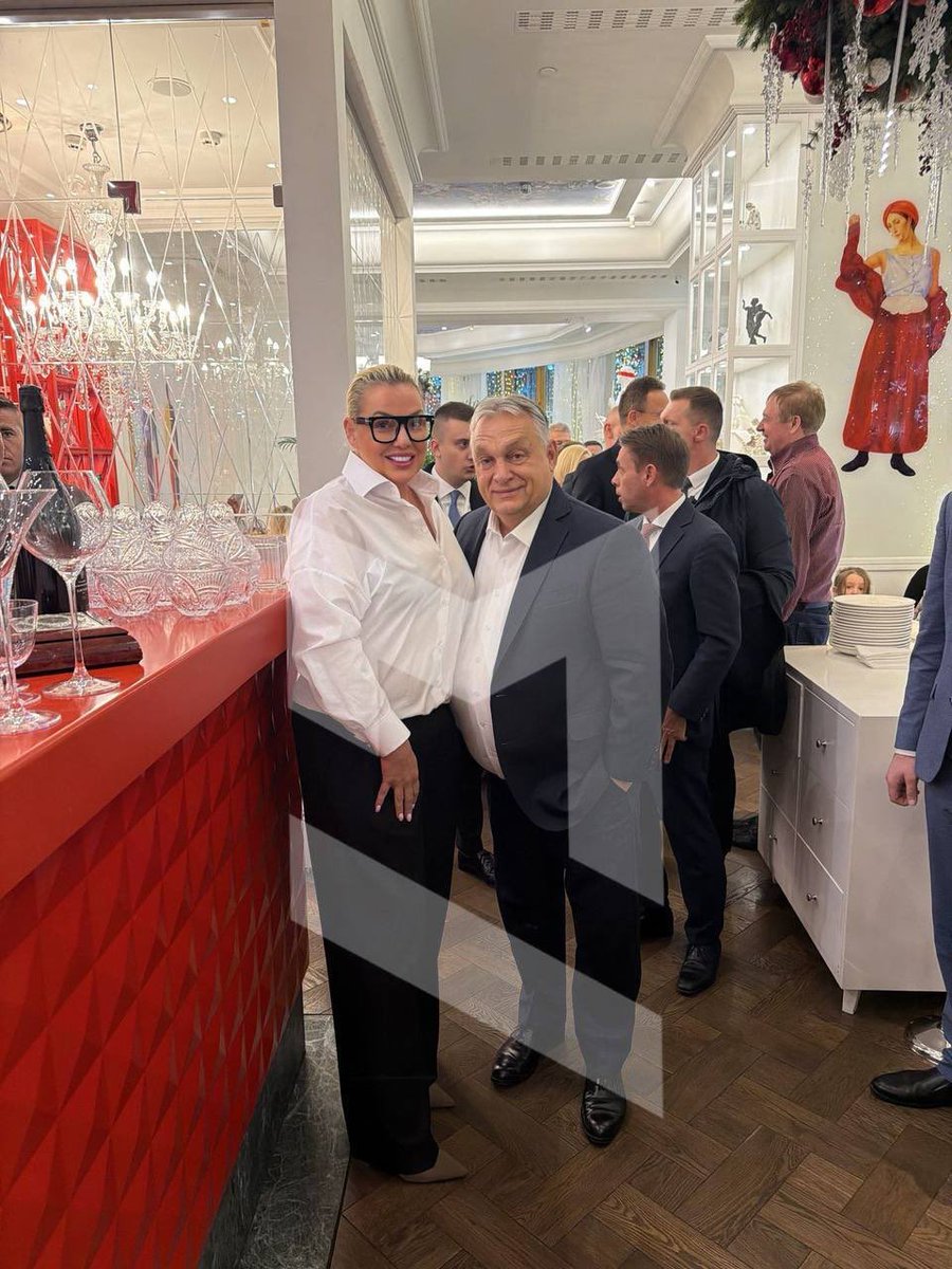 asokorev's tweet photo. 🤩 Виктор Орбан пообедал в гранд-кафе «Живаго». 

Он попробовал блинчики, сало, соленья разные, пельмени сибирские и борщ по-московски. https://t.co/pqRRoVHIs3
